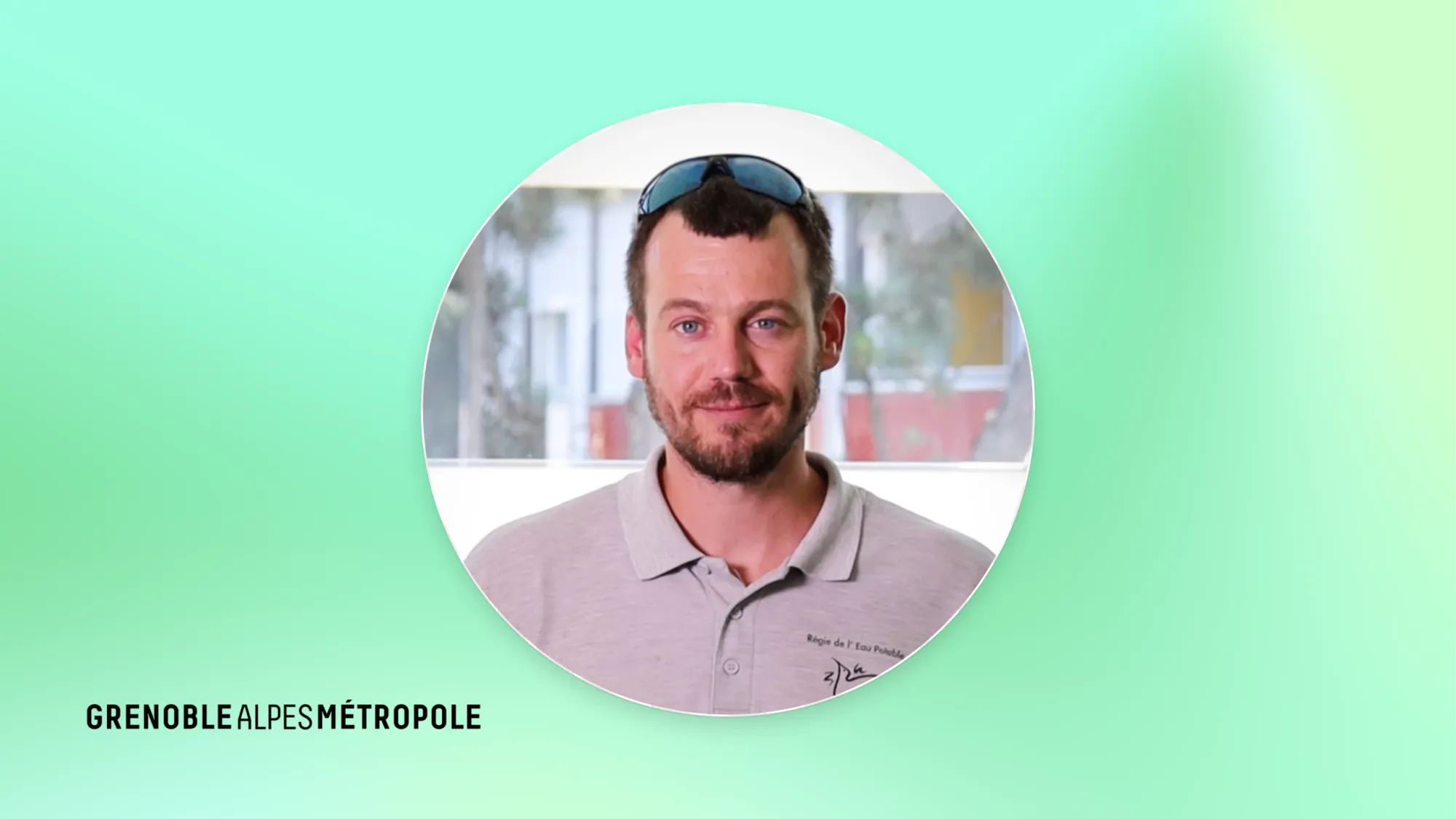 Hugo's headshot on a green gradient background